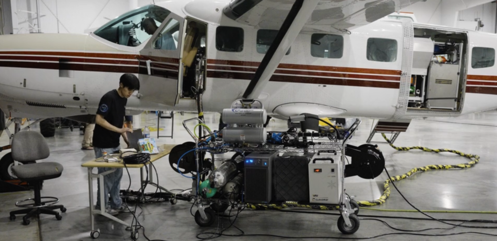 अवलोकन ऊर्जा सौर ऊर्जा को परिवर्तित करती है 1.5 10,000 फीट की ऊंचाई से जमीन पर प्रेषित, अगला कदम परिक्रमा कर रहे उपग्रहों को चुनौती देना है"><figcaption id="caption-attachment-455585" class="nhlibq">स्रोत: अवलोकन ऊर्जा</figcaption></figure><p> </p><h3>लेजर मार्ग और लागत रणनीति</h3><p>मुख्यधारा के माइक्रोवेव समाधानों की तुलना में जिनके लिए कई वर्ग किलोमीटर की आवश्यकता होती है रेक्टेनास में, ओवरव्यू एनर्जी का सबसे बड़ा फायदा यह है कि "ग्राउंड सोलर रिसीविंग पैनल को दोबारा बनाने की जरूरत नहीं है।" </p><p>लेजर तरंगदैर्घ्य सूर्य के प्रकाश के करीब है और इसे मानक सिलिकॉन सब्सट्रेट्स द्वारा सीधे अवशोषित किया जा सकता है। कंपनी का अनुमान है कि दुनिया भर में सैकड़ों गीगावाट की स्थापना क्षमता वाले मौजूदा सौर सरणियों को लेजर से जोड़ने के बाद, दिन के समय रोशनी और रात के समय के लेजर एक दूसरे के पूरक होंगे, और इकाई पूंजी उपयोग दर लगभग 25% से बढ़कर लगभग 100% होने की उम्मीद है। </p><p>इस तरह की सोच ने ईक्यूटी फाउंडेशन और लोअरकार्बन कैपिटल को 20 मिलियन डॉलर के निवेश दौर में भाग लेने के लिए आकर्षित किया क्योंकि यह भूमि और बुनियादी ढांचे की भारी लागत से बचते हुए, अंतरिक्ष अंत और लॉन्च पर व्यय पर ध्यान केंद्रित करता है। </p><चित्रा आईडी=