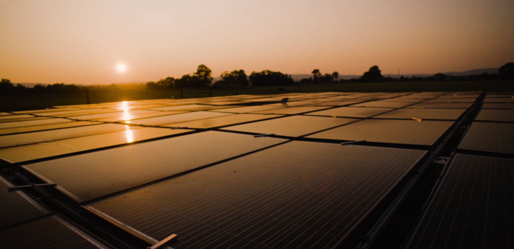 अवलोकन ऊर्जा सौर ऊर्जा को परिवर्तित करती है 1.5 10,000 फीट की ऊंचाई से जमीन पर प्रेषित, अगला कदम परिक्रमा कर रहे उपग्रहों को चुनौती देना है"><figcaption id="caption-attachment-455587" class="nhlibq">अवलोकन ऊर्जा</figcaption></figure><h3>मौसम प्रतिबंध और तकनीकी जोखिम</h3><p>हालाँकि, जब निकट-अवरक्त किरणें घने बादलों या भारी बारिश का सामना करती हैं, क्षीणन तेजी से बढ़ेगा, और ट्रांसमिशन दक्षता शून्य तक गिर सकती है। इससे मूल रूप से सौर ऊर्जा की रुकावट को हल करने के लिए उपयोग की जाने वाली तकनीक को एक बार फिर जलवायु-प्रेरित आउटेज के जोखिम का सामना करना पड़ रहा है। </p><p>इसके अलावा, अब तक ओवरव्यू एनर्जी द्वारा प्रकट की गई जानकारी में केवल तात्कालिक आउटपुट के "कई किलोवाट" का उल्लेख है, जो एंड-टू-एंड दक्षता, अशांति में प्रकाश किरणों के घबराहट नियंत्रण और उच्च-आवृत्ति सुरक्षा शटडाउन तंत्र के संदर्भ में अंतराल छोड़ देता है। एक स्टार्ट-अप के लिए जो 2028 में कम-कक्षा उपग्रह लॉन्च करने और 2030 में वाणिज्यिक बिजली आपूर्ति शुरू करने की योजना बना रहा है, ये भौतिक और इंजीनियरिंग मुद्दे सीधे पूंजी आवश्यकताओं और बड़े पैमाने पर उत्पादन कार्यक्रम को प्रभावित करेंगे। </p><h3>अगला पड़ाव: अंतरिक्ष और बाज़ार सत्यापन</h3><p>अमेरिकी सरकारी एजेंसियां भी व्यवहार्यता पर नज़र रख रही हैं। डिफेंस एडवांस्ड रिसर्च प्रोजेक्ट्स एजेंसी (DARPA) ने इस गर्मी में दोहरे उपयोग की क्षमता का प्रदर्शन करते हुए 8.5 किलोमीटर की सतह से सतह पर लेजर ट्रांसमिशन प्रदर्शन पूरा किया। साथ ही, चीन ने बड़े पैमाने पर राष्ट्रीय बुनियादी ढांचे के निर्माण की दिशा में आगे बढ़ते हुए, 36,000 किलोमीटर की भूस्थैतिक कक्षा में बड़े पैमाने पर माइक्रोवेव पावर स्टेशन बनाने का विकल्प चुना है। </p><p>ये दो रणनीतियाँ इंटरनेट युग में कंसोल और पर्सनल कंप्यूटर के बीच की लड़ाई की तरह हैं: क्या हमें हर मौसम में बिजली आपूर्ति के एक बिंदु का पीछा करना चाहिए, या क्या हमें एक विकेन्द्रीकृत, छोटी और तेजी से चलने वाली ऑप्टिकल प्रणाली के साथ आगे बढ़ना चाहिए? इस स्तर पर बाजार के लिए निष्कर्ष निकालना अभी भी मुश्किल है। </p><p>लेकिन ओवरव्यू एनर्जी का प्रयोग कम से कम एक बात साबित करता है: अंतरिक्ष बिजली उत्पादन के लिए उन विशाल बिजली स्टेशनों के लिए इंतजार नहीं करना पड़ता है जो अंतिम रूप से दूर हैं, और जमीनी संपत्तियों के साथ एकीकृत करने के रास्ते पहले से ही मौजूद हैं। यदि यह बाद में बदलते माहौल में स्थिरता बनाए रख सकता है और साबित कर सकता है कि अकेले स्पष्ट रातें सकारात्मक नकदी प्रवाह ला सकती हैं, तो दुनिया के उपकरणों में प्रत्येक सिलिकॉन चिप का पुनर्मूल्यांकन किया जा सकता है। </p><blockquote><p>क्या यह बादलों को भेद सकता है और निवेशकों का संदेह यह निर्धारित करेगा कि क्या यह लेजर लाइट वास्तव में 24 घंटों के भीतर नवीकरणीय ऊर्जा बाजार में एक नया अध्याय खोल सकती है। </p></blockquote>